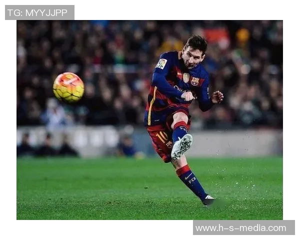 足球场球星风采大揭秘 模仿球员经典瞬间精彩呈现