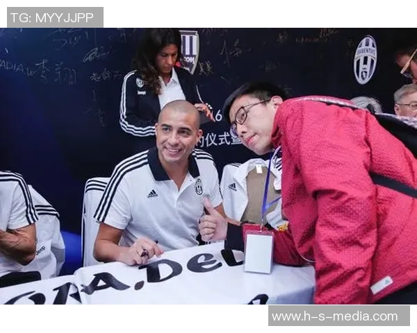 足球巨星赛场激情庆祝后深情一吻女友引发球迷热烈讨论